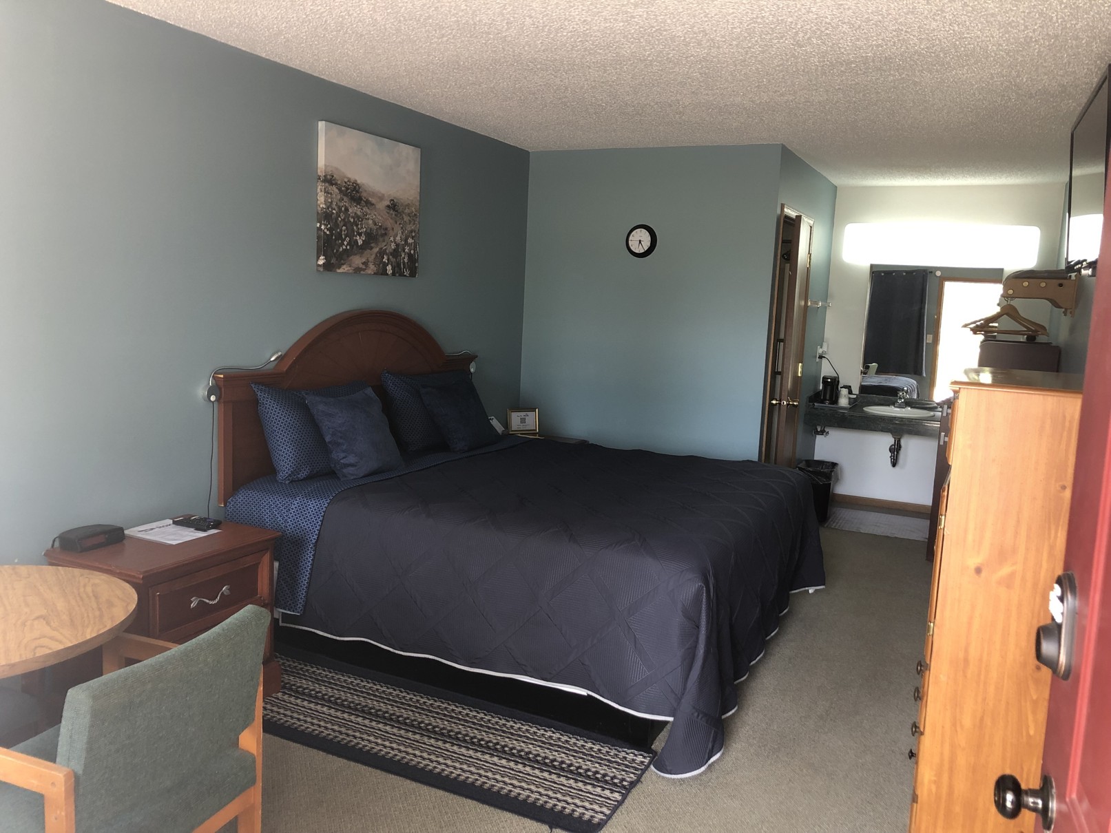 King guest room with a king bed and dresser